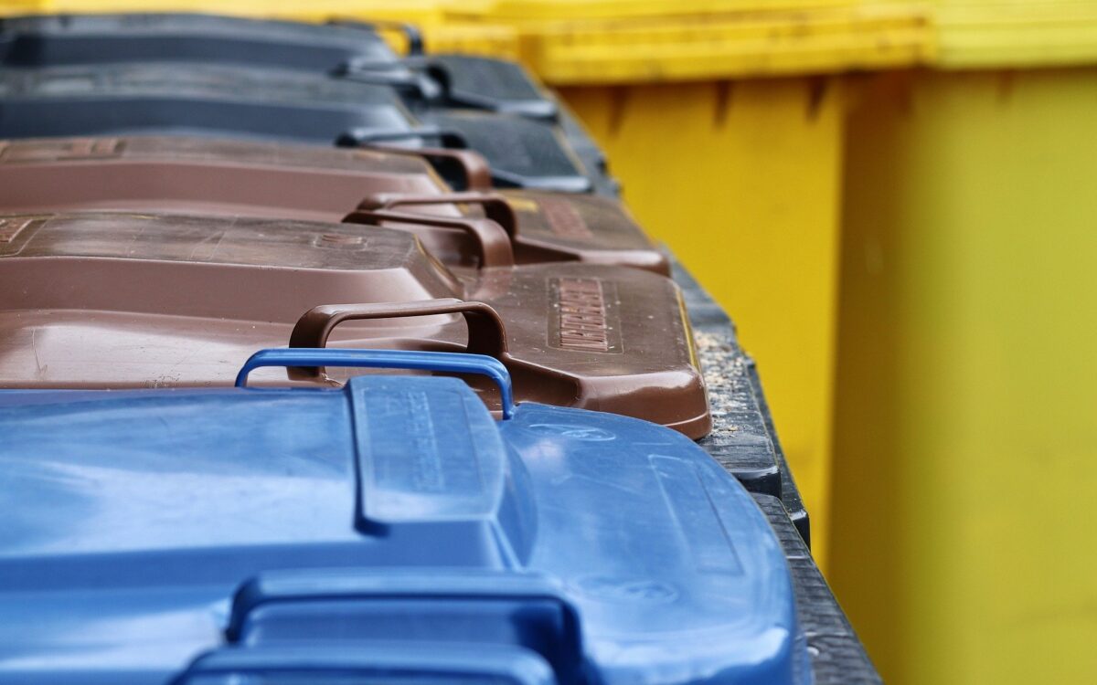 Segregacja śmieci – podpowiadamy, jakie kolory opisują poszczególne odpady